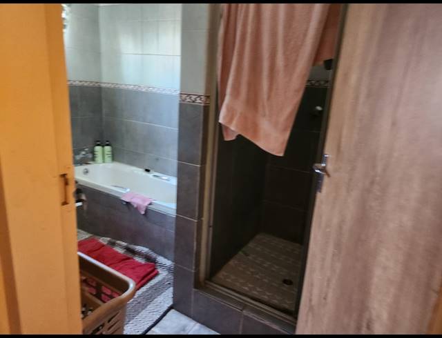 7 BEDROOM HOUSE FOR SALE IN OOS EINDE